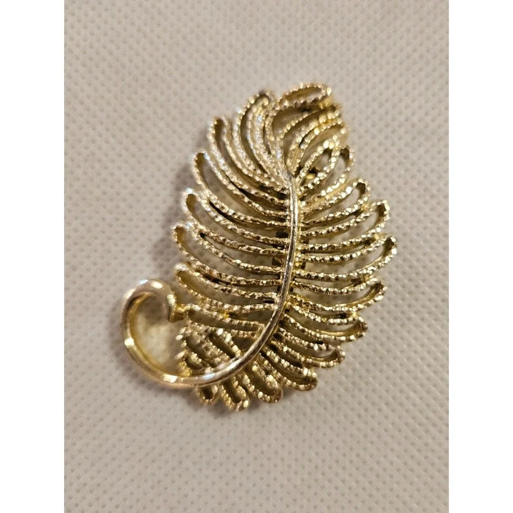 Vintage GERRYS  Gold Tone‎ Textured Large 2.2